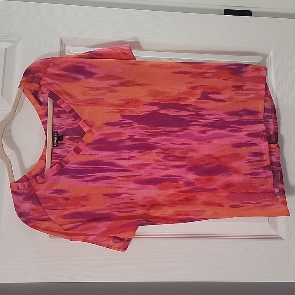 𝅺EXPRESS tunic top with buttons down back. Size small.